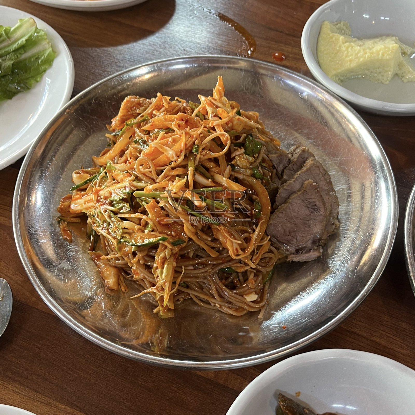 韩国传统美食。用酱油炒的粉丝，称为“杂菜”。照片摄影图片