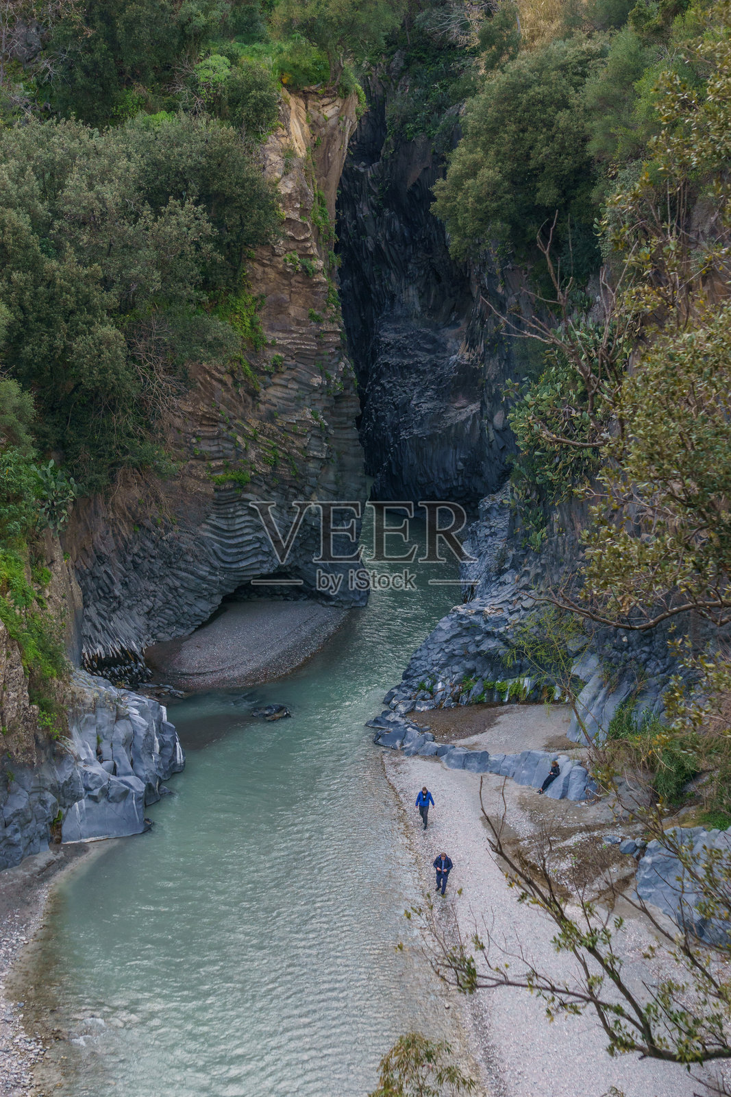 阿尔坎塔拉峡谷的玄武岩柱形成的峡谷，靠近埃特纳火山，意大利西西里岛莫塔卡马斯特拉。照片摄影图片