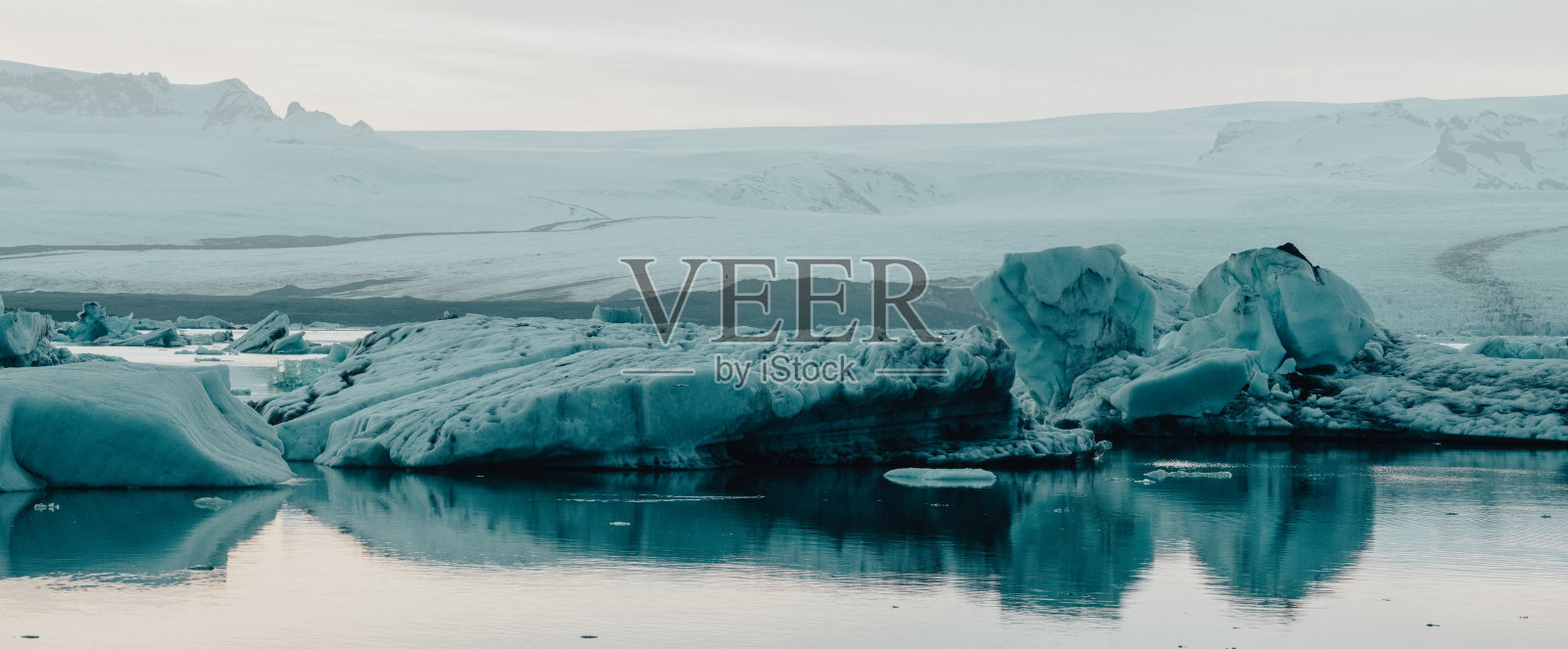 冰山漂浮在冰岛南部的约库尔萨龙冰川湖，宁静的景色。照片摄影图片