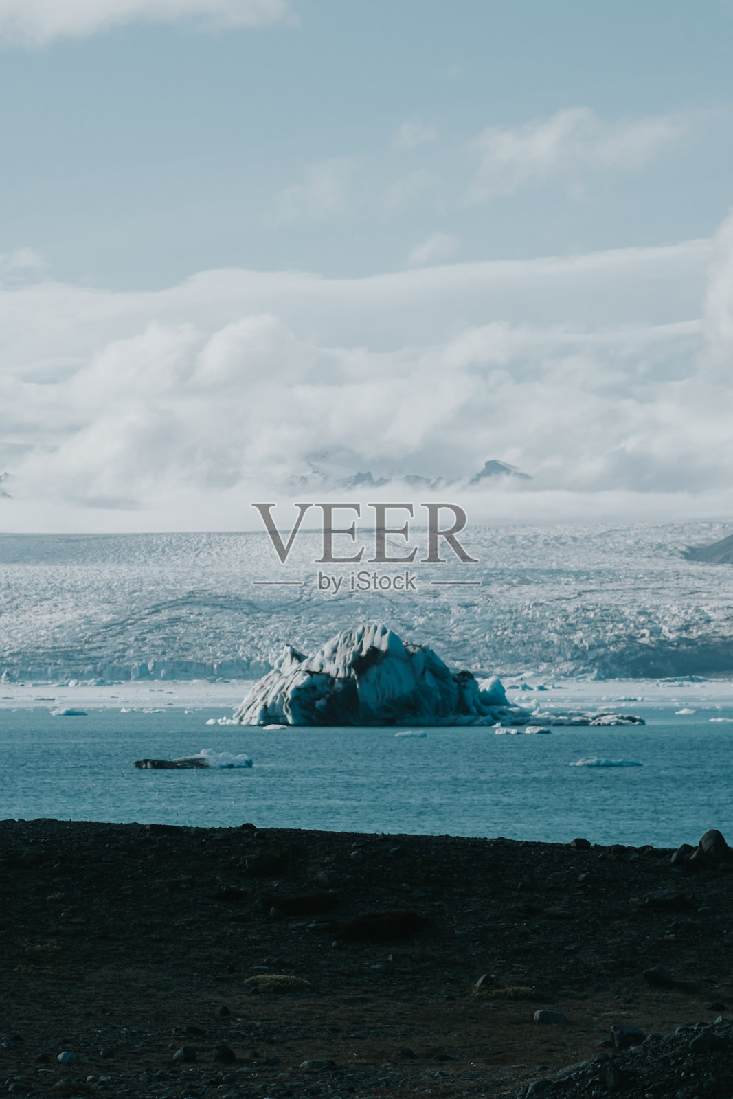 南冰岛约库尔萨龙冰川湖中漂浮的戏剧性冰山。照片摄影图片