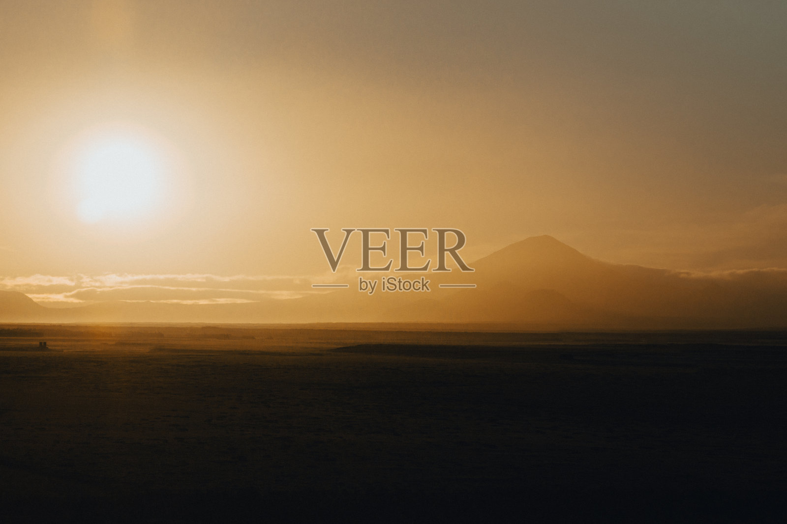 冰岛南部赫克拉火山上空的金色日出，营造出宁静的风景。照片摄影图片