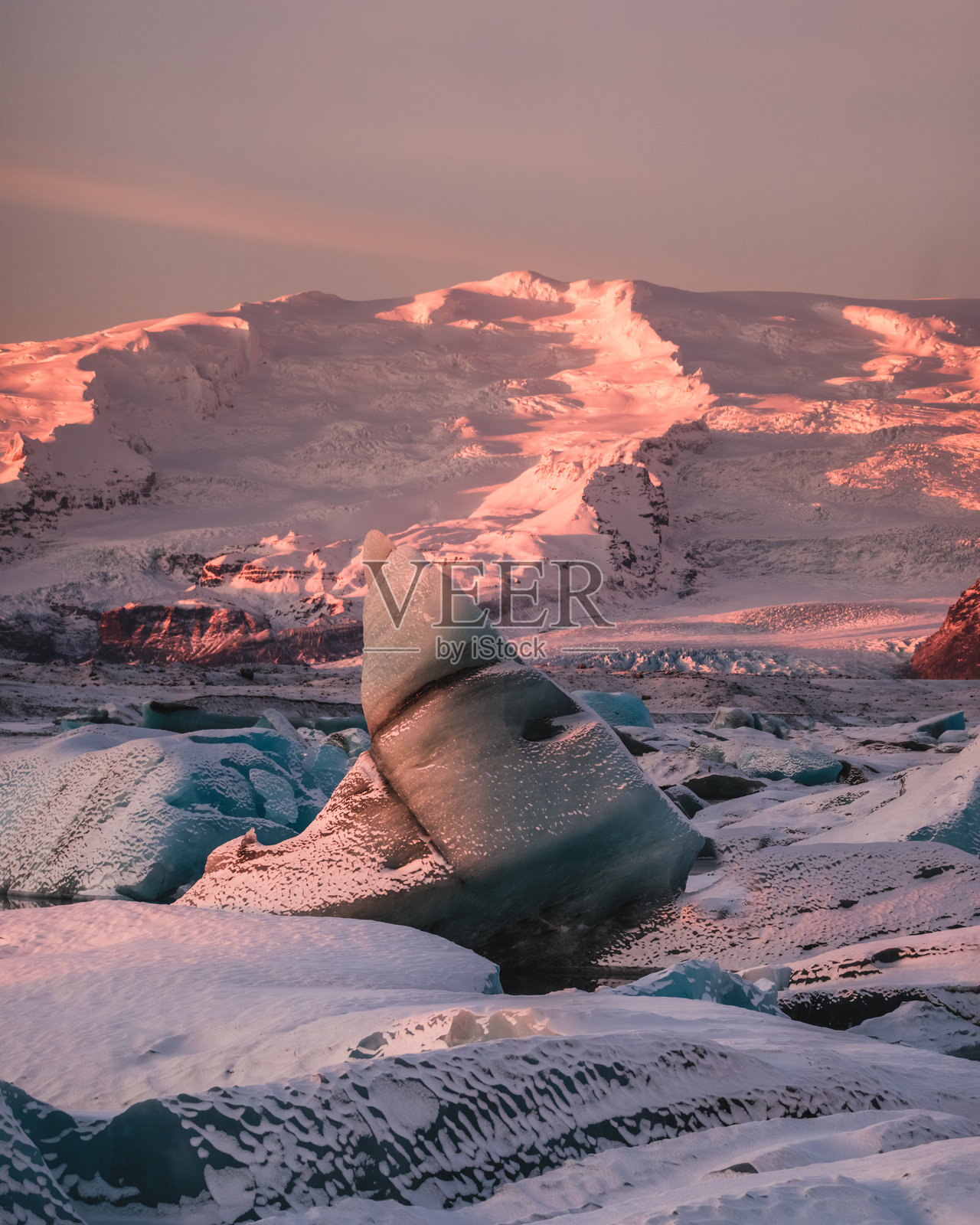 日出照亮南冰岛的约库尔萨龙冰川和冰山照片摄影图片