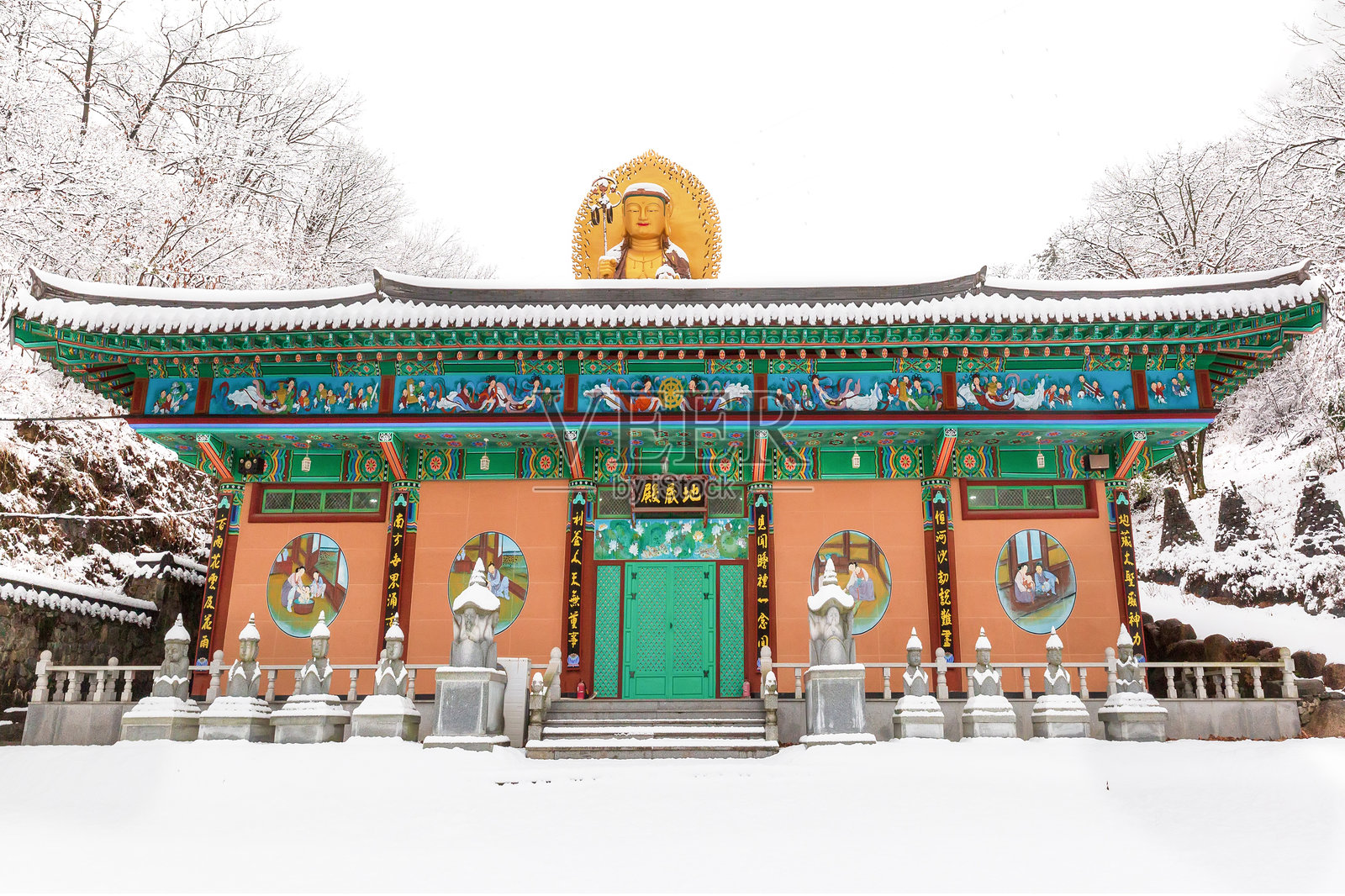 韩国庆尚南道哈曼县。雪景中的寺庙。照片摄影图片