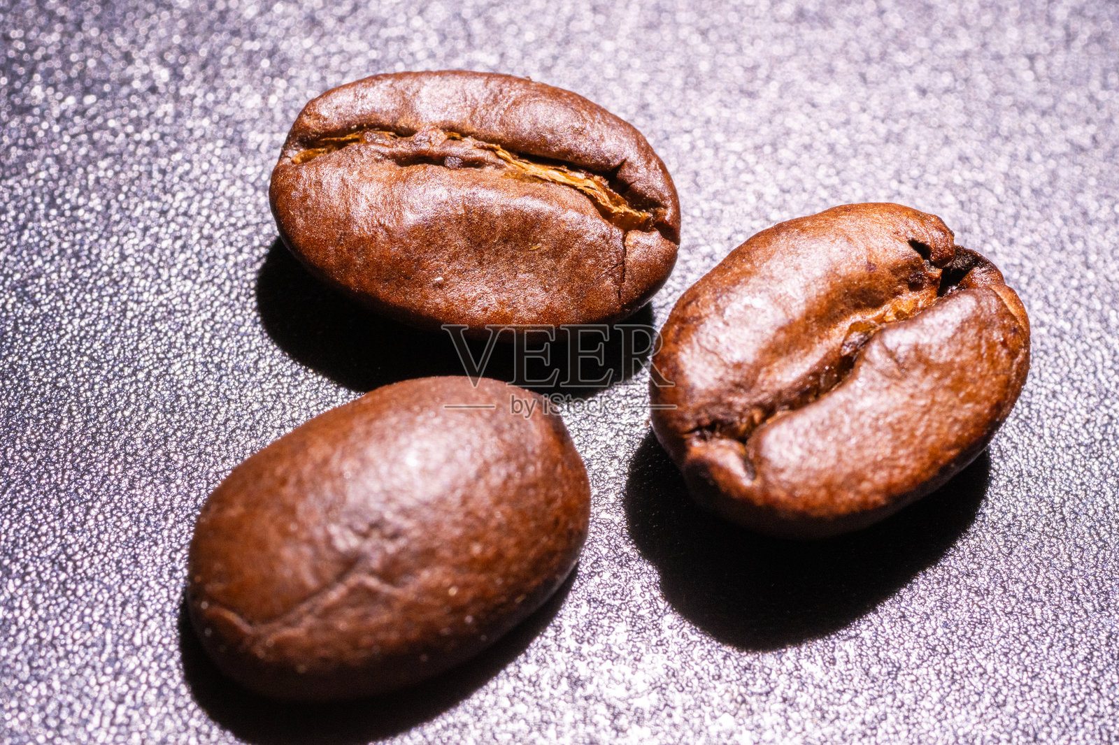 背景中有许多烘焙咖啡豆，烘焙咖啡豆的质感照片摄影图片