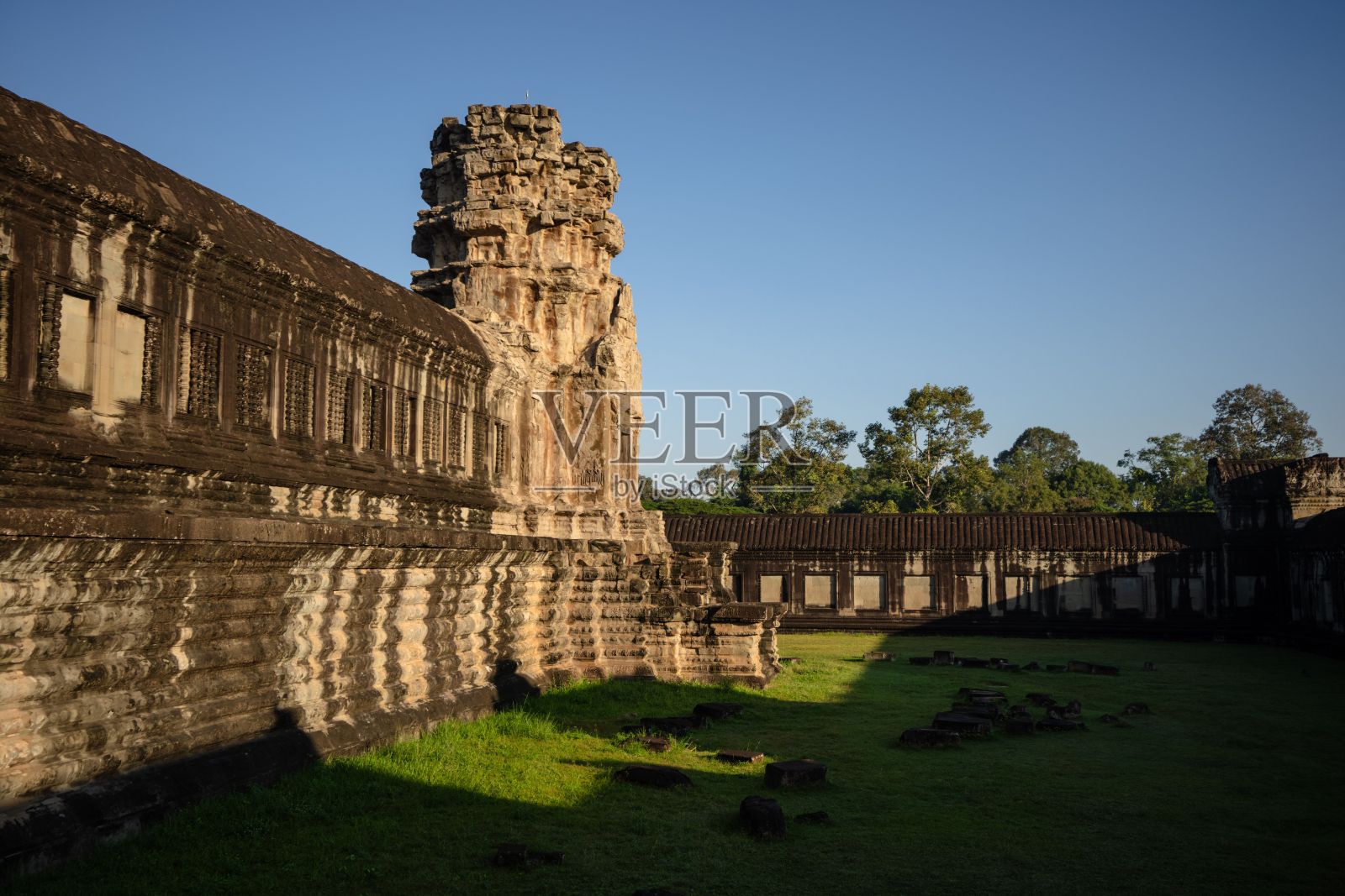 在蓝天下的吴哥窟石头建筑。照片摄影图片