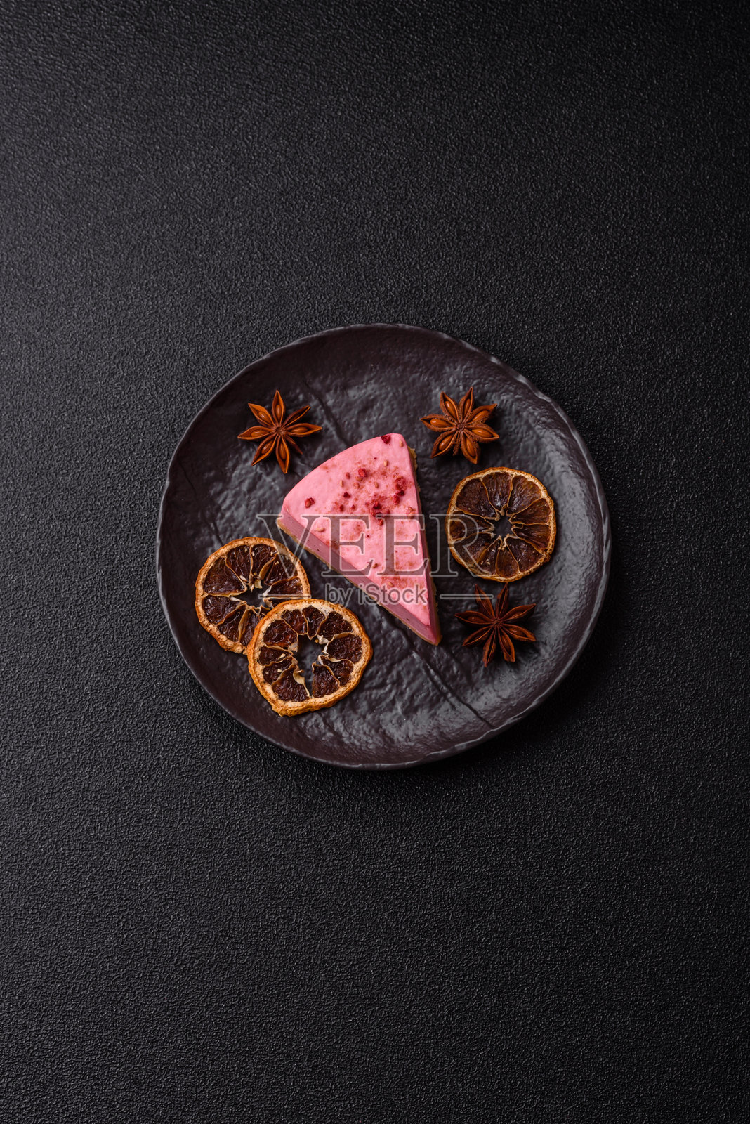 一块带有覆盆子或草莓味的甜奶酪蛋糕照片摄影图片