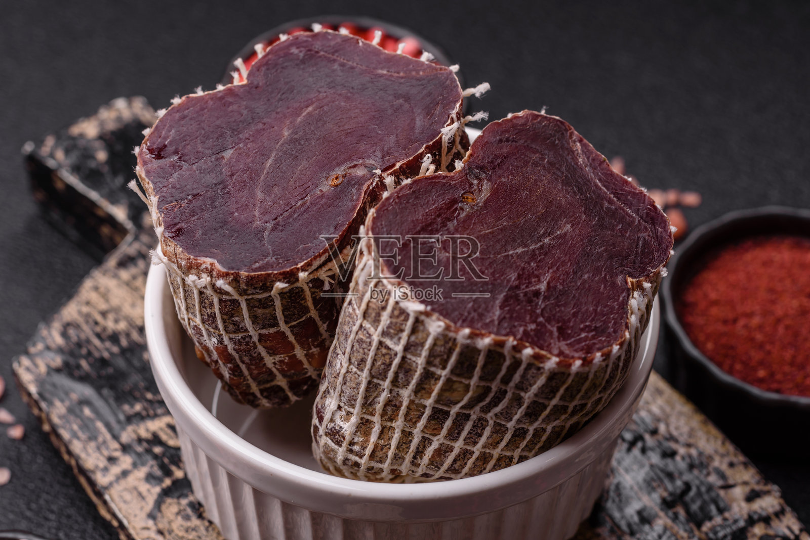 烟熏马肉，配以盐、香料和草药照片摄影图片