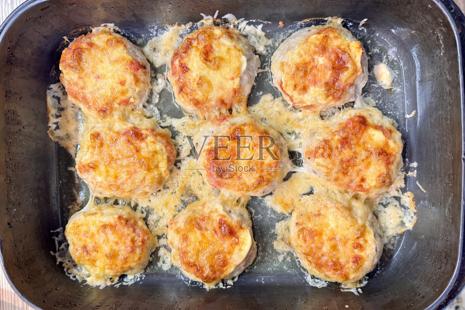 在家厨房中用平底锅煎制的鸡肉和牛肉肉饼，准备上菜的特写镜头。照片摄影图片