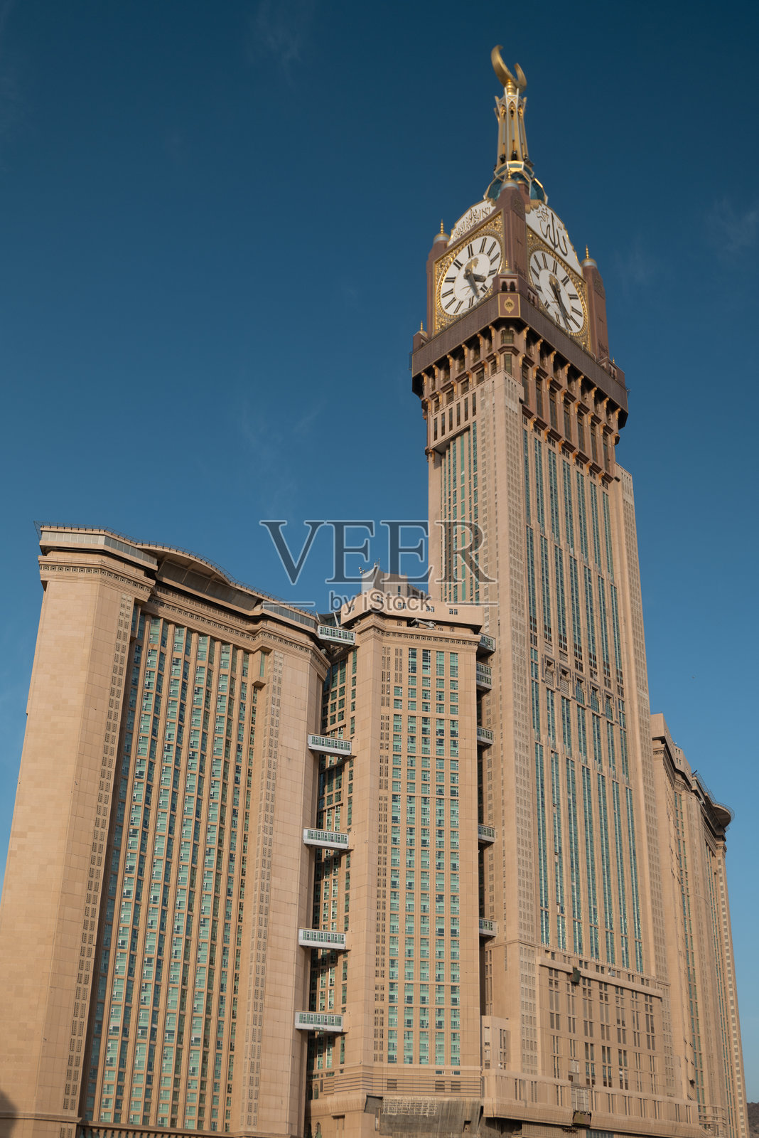 麦加的阿布拉伊·阿尔·拜特钟楼，标志性的伊斯兰地标照片摄影图片