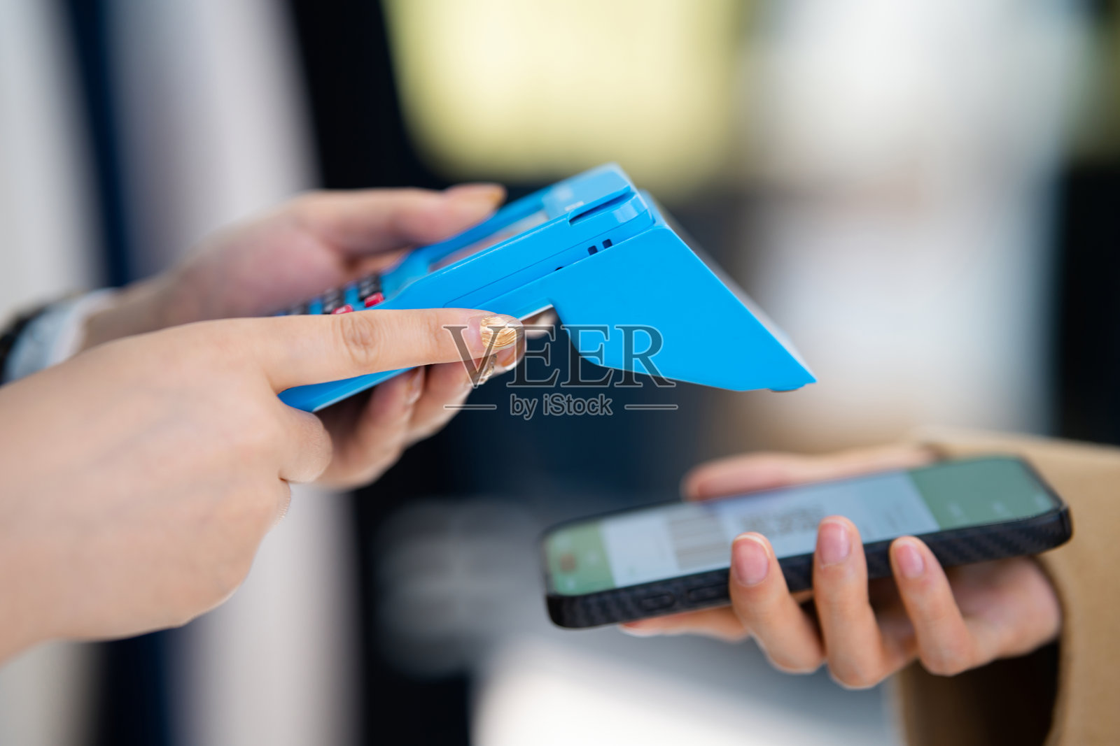 正在使用智能手机进行支付照片摄影图片