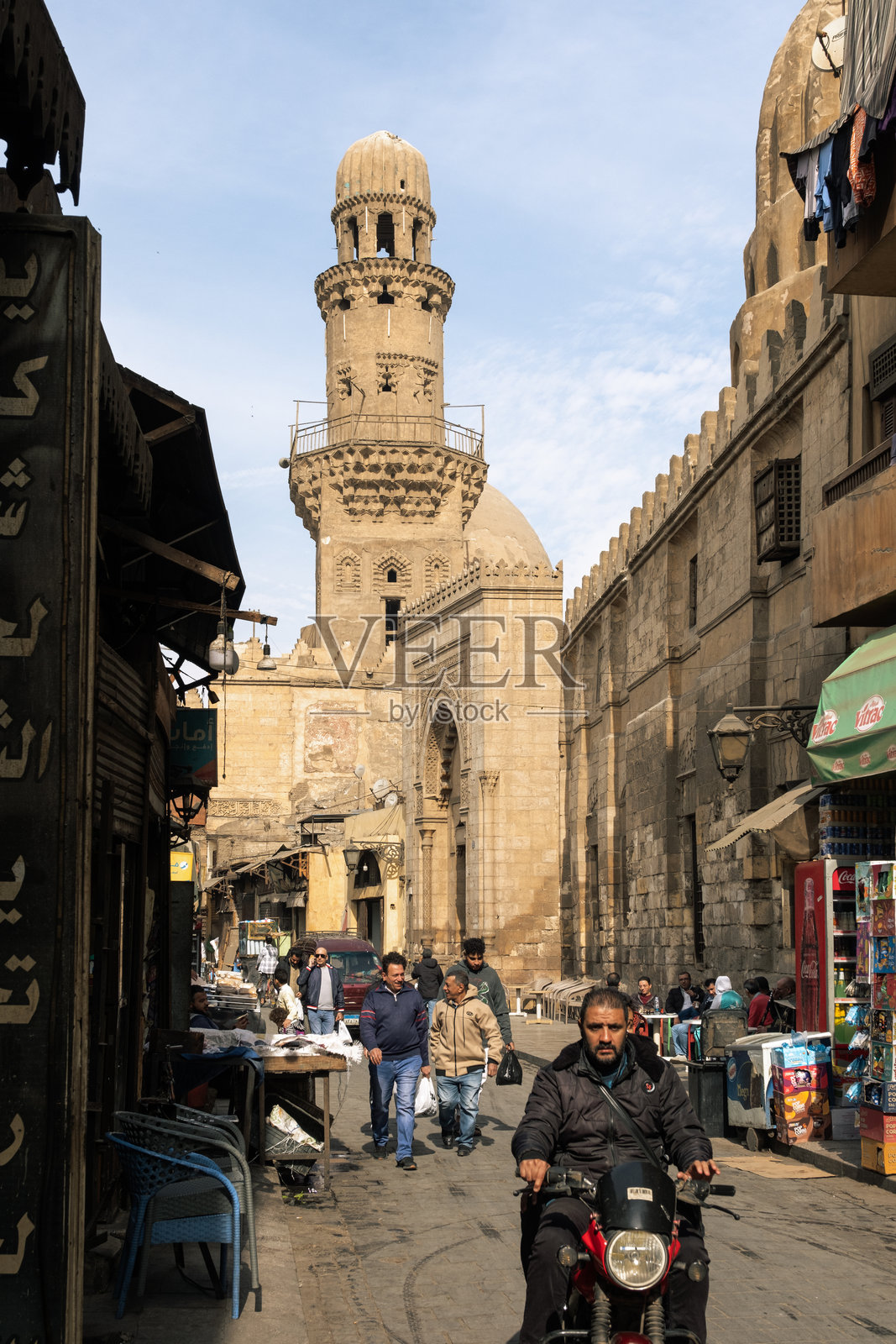 开罗的阿尔-穆伊兹·利-丁·阿拉·法提米街。伊斯兰建筑照片摄影图片