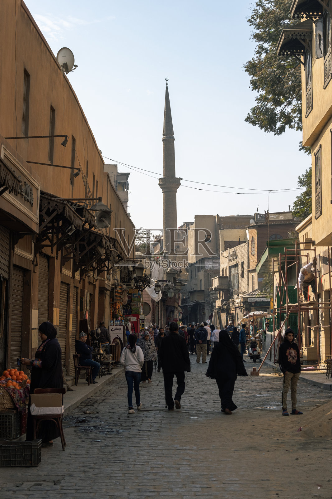 开罗的阿尔-穆伊兹·利-丁·阿拉·法提米街。伊斯兰建筑照片摄影图片