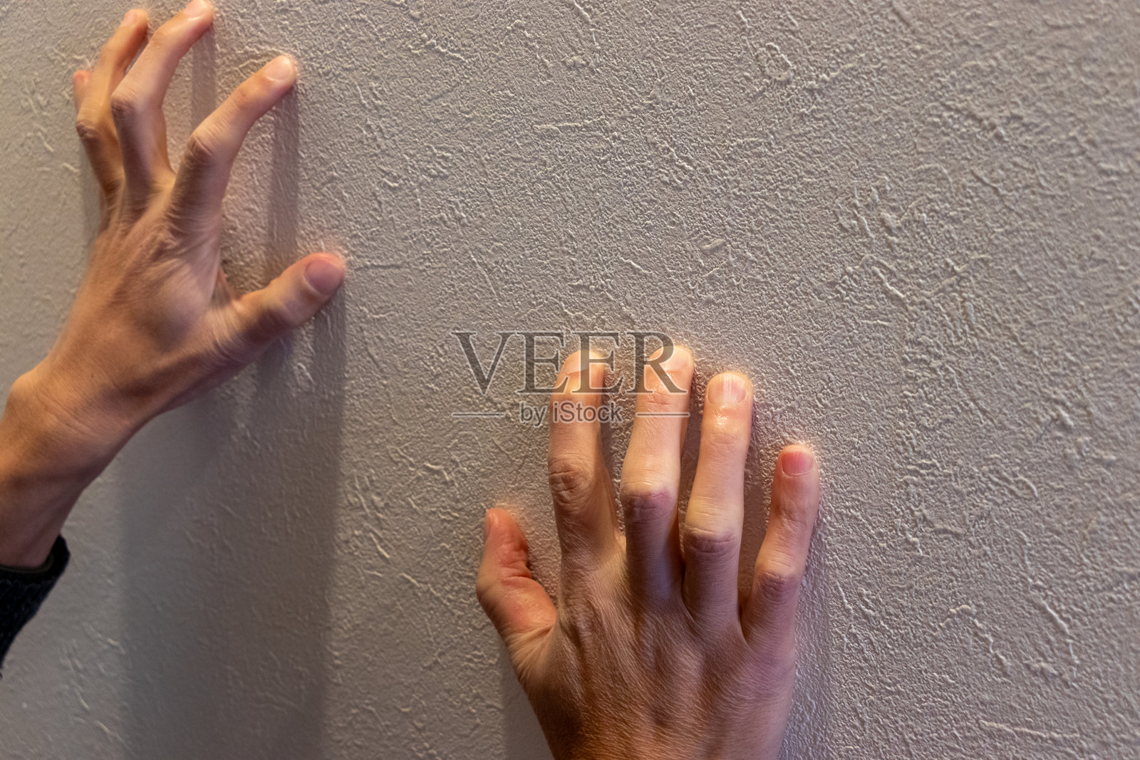 双手放在墙上照片摄影图片