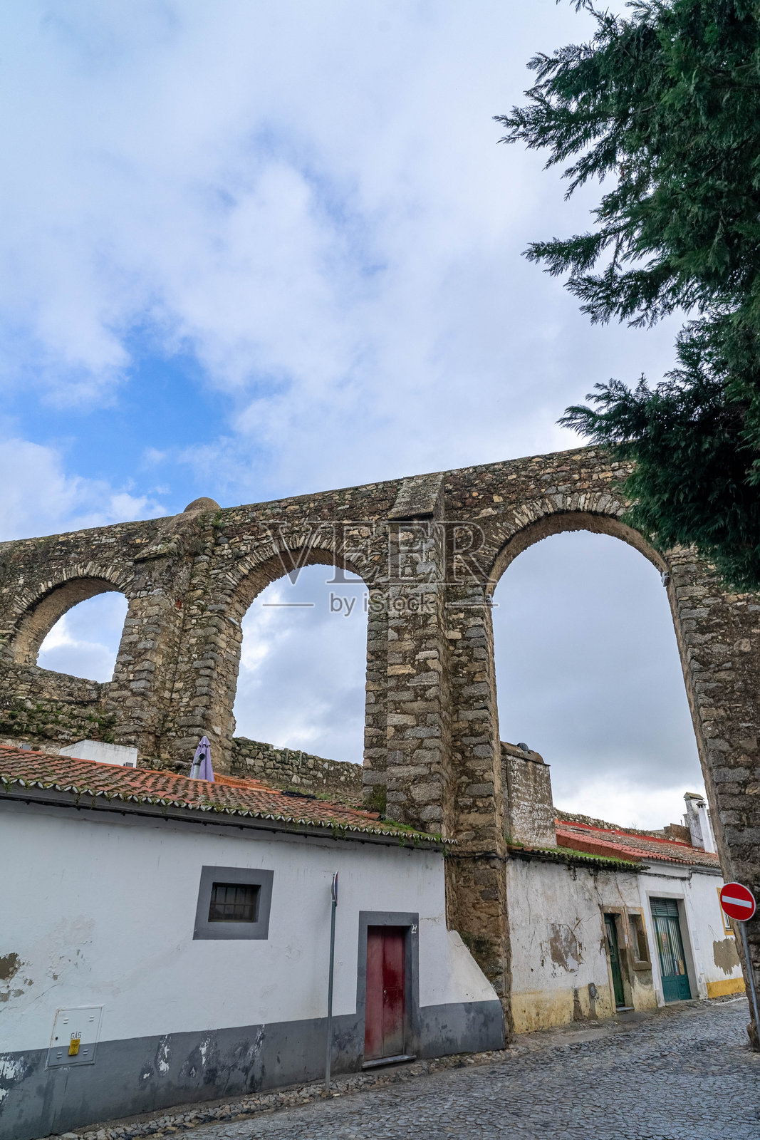 埃武拉街道上的银水高架渠。照片摄影图片