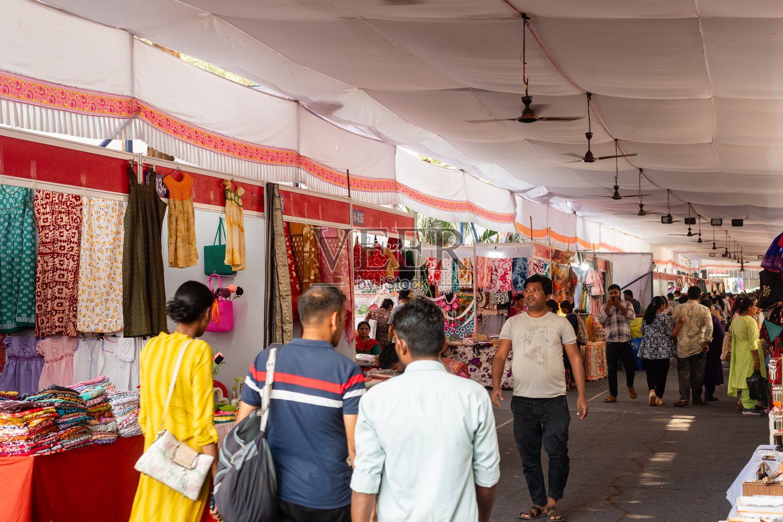 当地游客和工匠在果阿邦潘吉姆举行的年度Lokotsav艺术和手工艺节期间互动。照片摄影图片