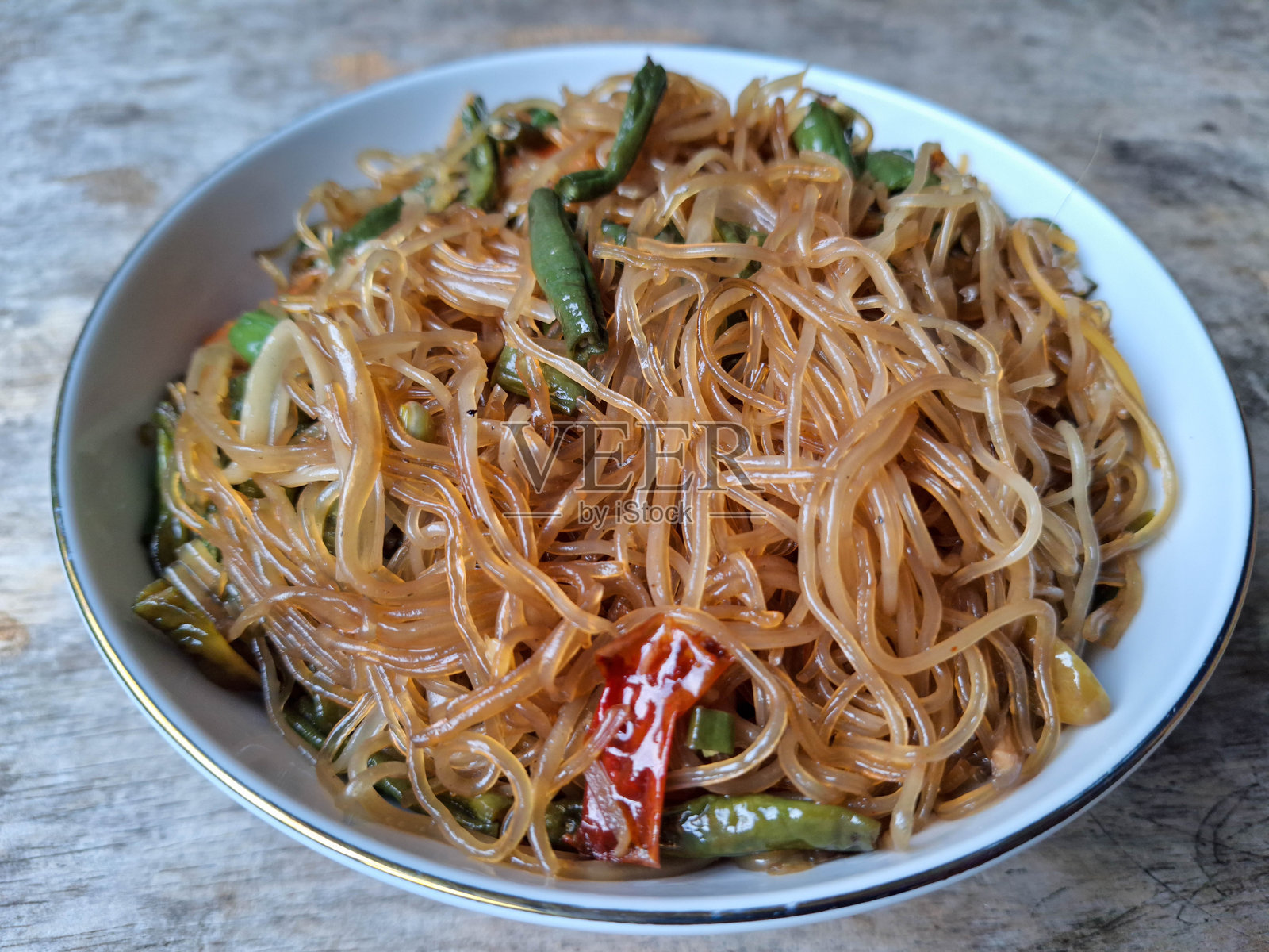 炒米粉配长豆或长豆炒米粉。印尼美食菜单。照片摄影图片