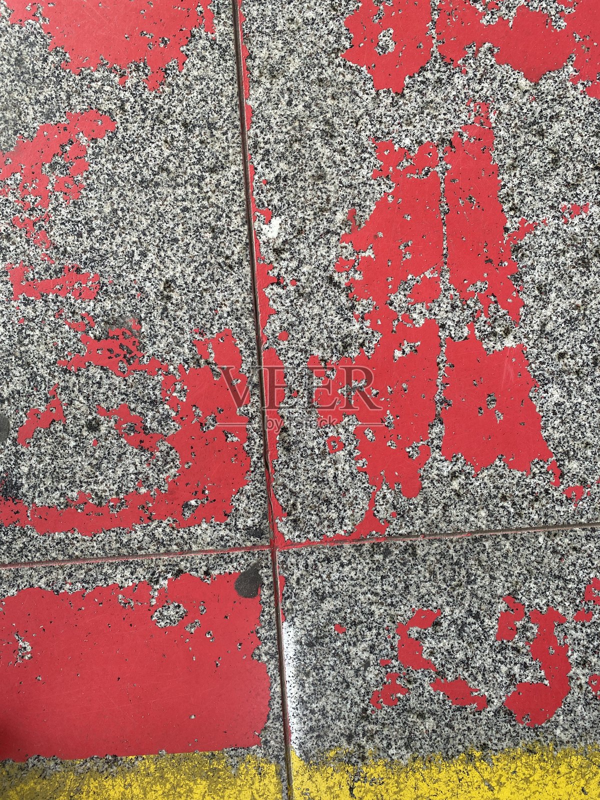 带有红色污渍的粗糙纹理，表面粗糙，细节磨损。非常适合恐怖设计、背景和前卫创意项目。理想用于涉及腐烂、锈蚀、血迹或带有阴暗、粗糙氛围的风化材料的概念。照片摄影图片