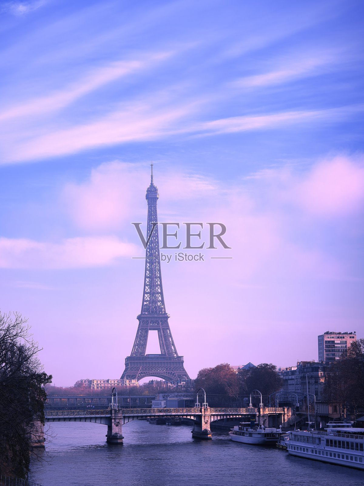 法国巴黎的塞纳河与埃菲尔铁塔照片摄影图片