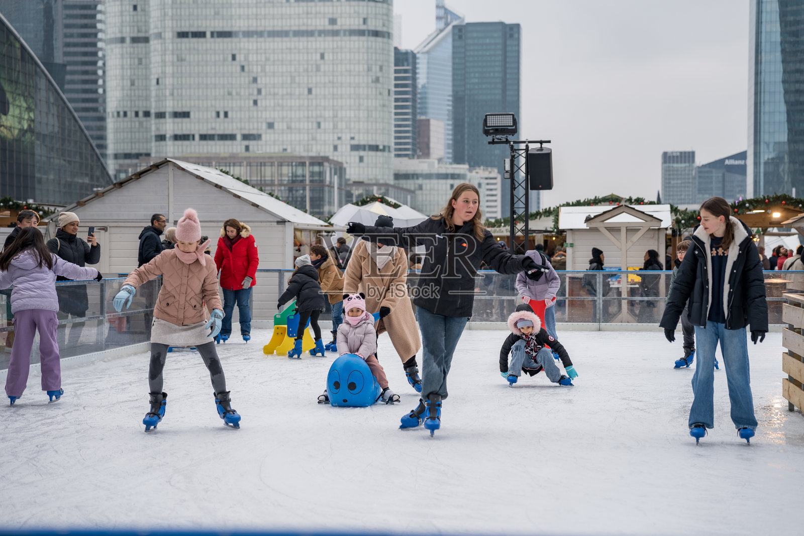 城市冰场上与家人和朋友一起享受快乐的冬季滑冰体验照片摄影图片