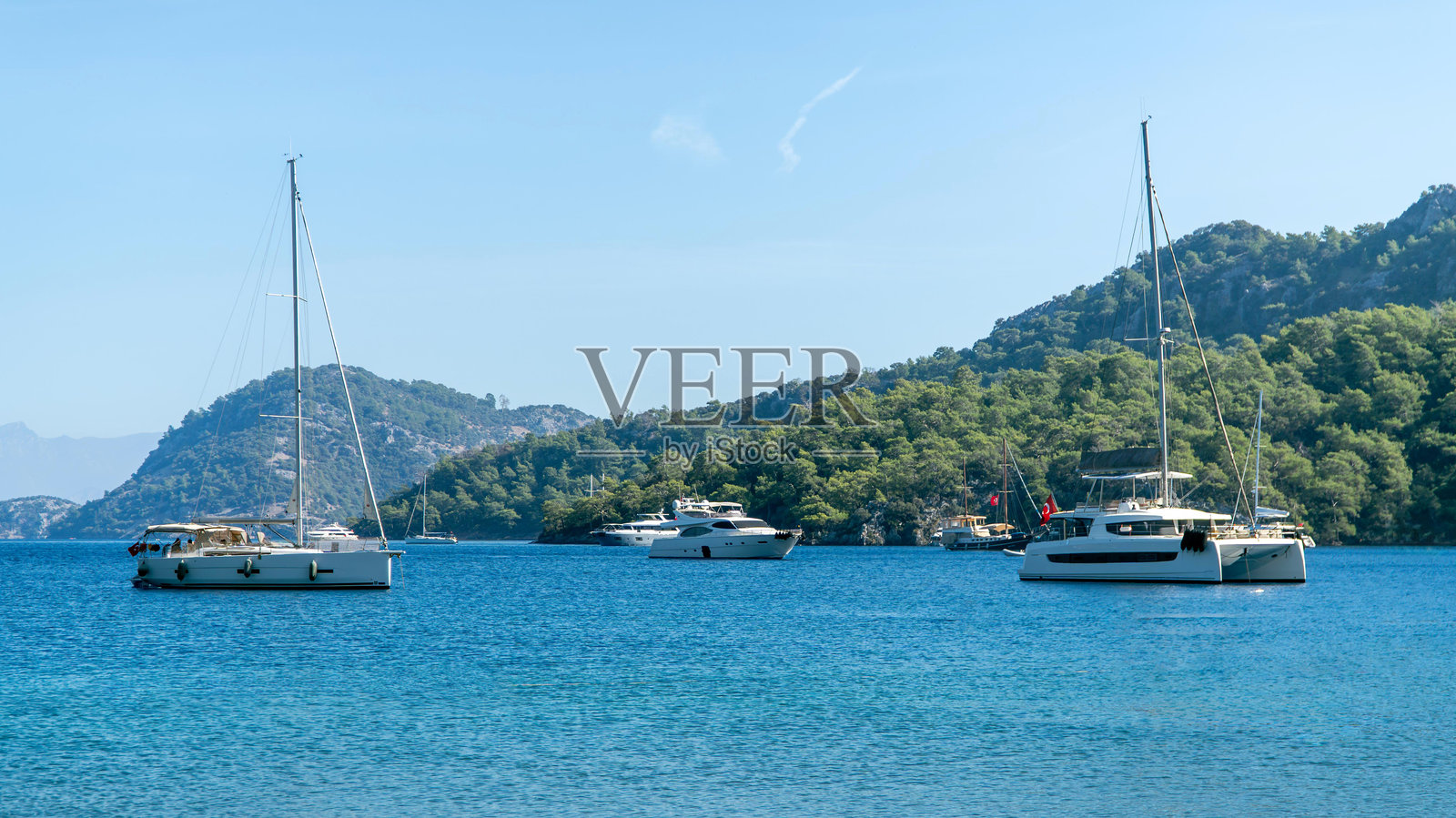 达拉曼穆拉的萨尔萨拉湾，帆船和私人游艇照片摄影图片