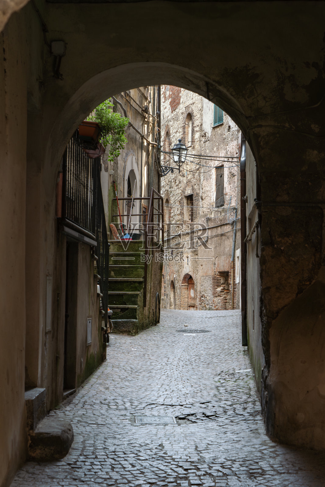 意大利拉齐奥地区罗马工厂的狭窄小巷照片摄影图片
