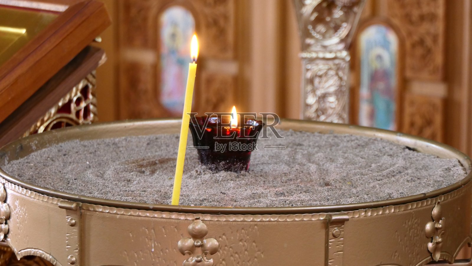在宗教教堂或小礼拜堂中，用于祈祷的点燃蜡烛，适用于纪念、婚礼和葬礼服务的场景。照片摄影图片
