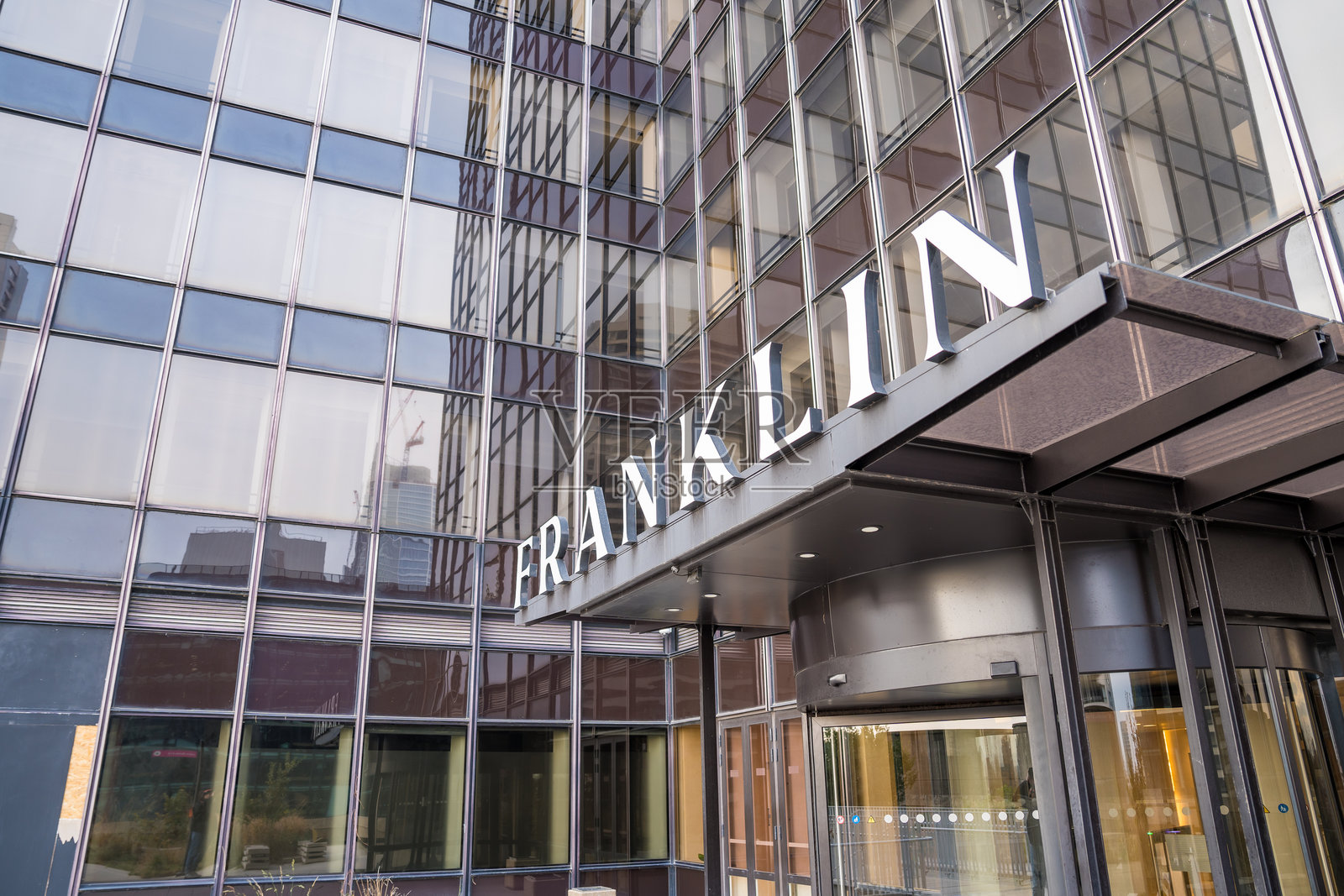 现代建筑在黄昏时分突显富兰克林大楼的入口照片摄影图片