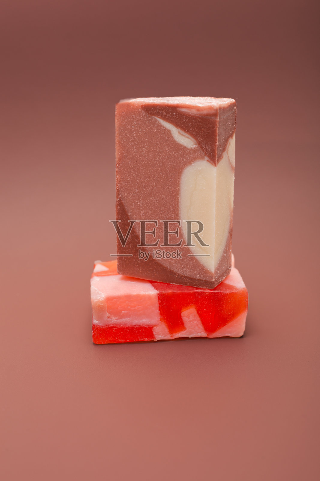 天然多色实心手工肥皂，背景为摩卡慕斯。环保天然手工化妆品。天然水疗产品和浴室装饰。2025年色彩。照片摄影图片