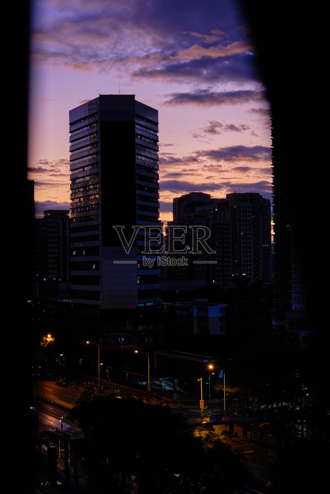 深圳的摩天大楼被紫色的夕阳映照。照片摄影图片