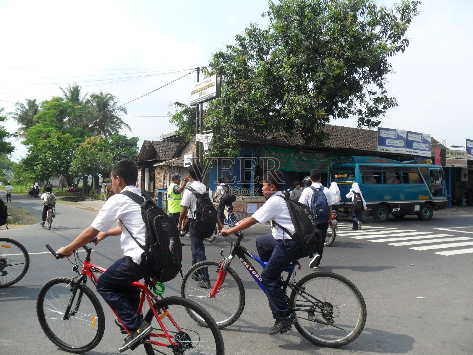 早晨氛围 - 学生活动穿越公路照片摄影图片