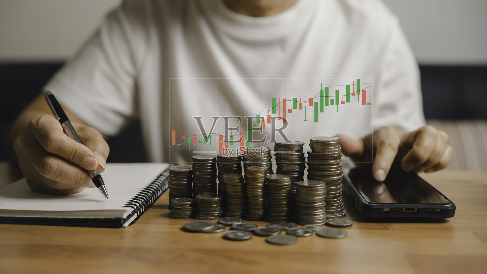 女商人在计算财务账户规划投资收入利润股票资金商业金融概念。照片摄影图片