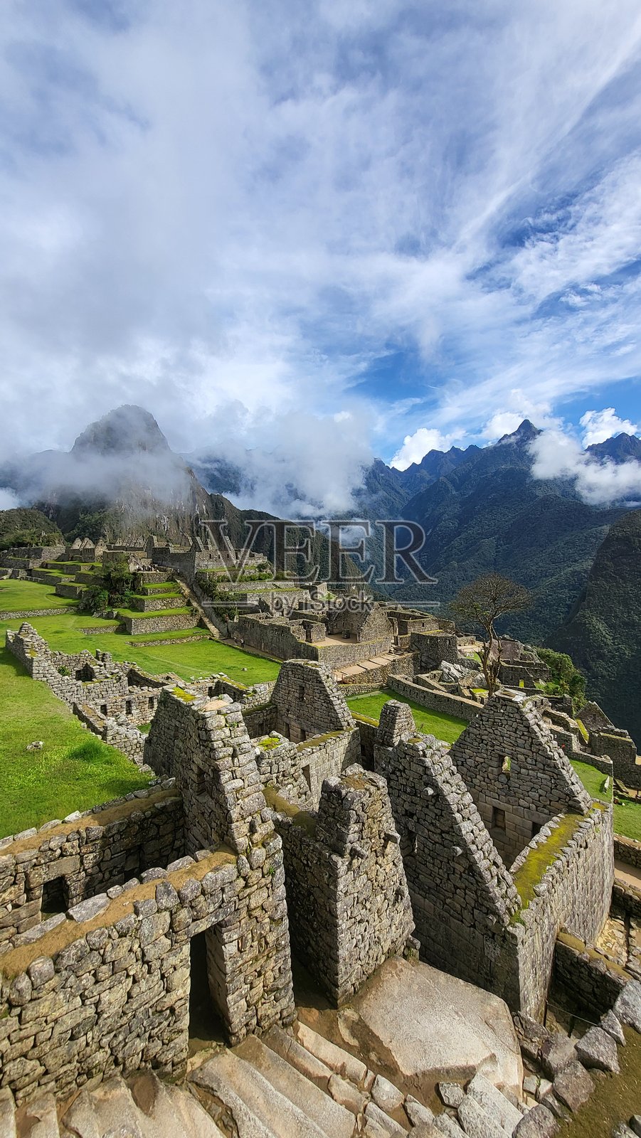 马丘比丘古遗址中心的石建筑和墙壁照片摄影图片