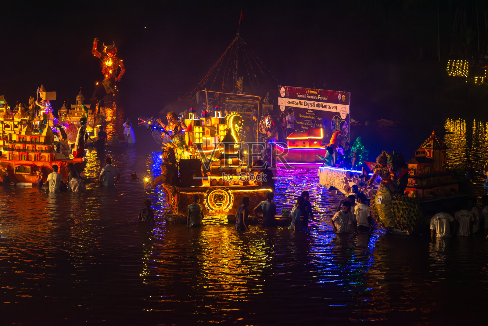 在果阿维塔尔普尔桑卡利举行的特里普拉里普尔尼玛节庆祝活动中组织的船只节。照片摄影图片