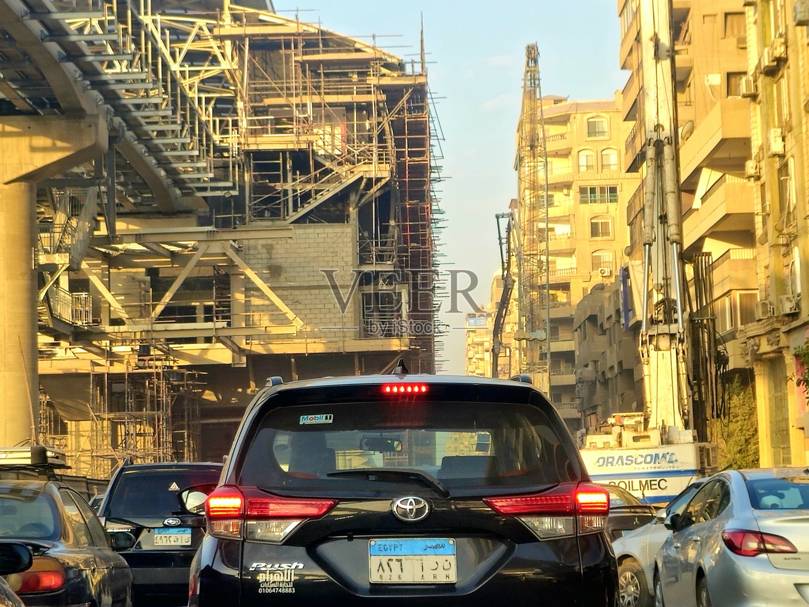 正在建设中的单轨列车站，施工车辆在现场，开罗单轨列车是一个由两条线路组成的单轨快速交通系统。照片摄影图片