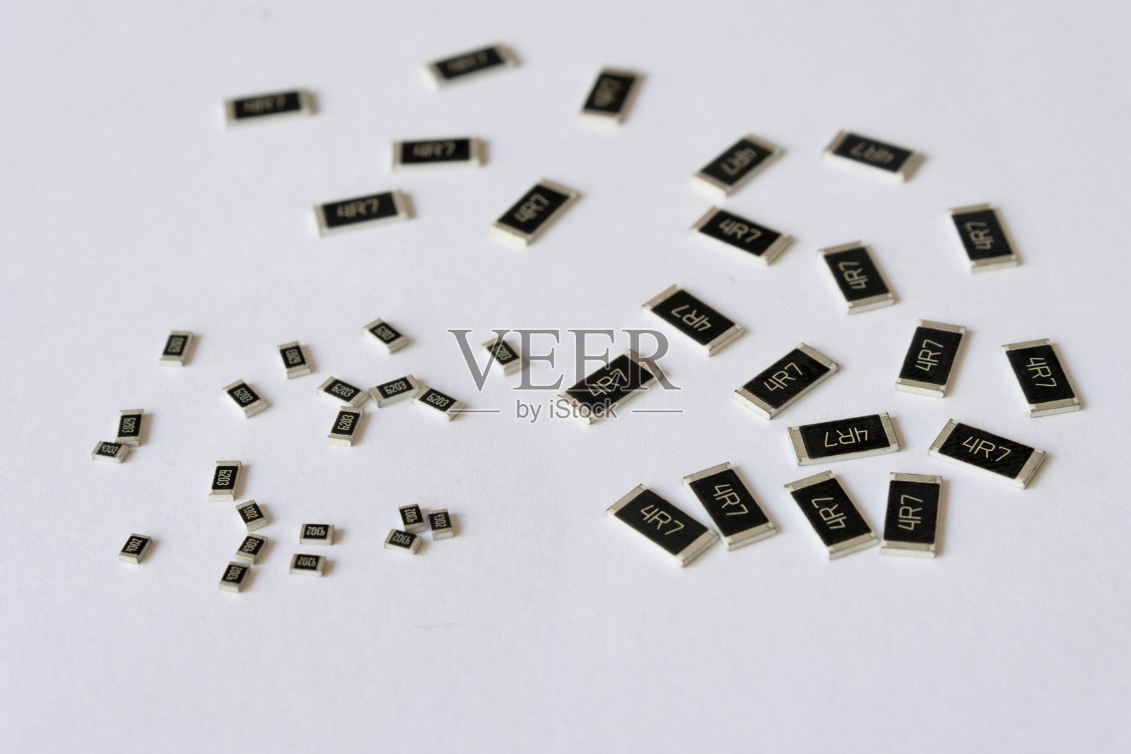 各种不同外壳的SMD电阻器，电子元件照片摄影图片