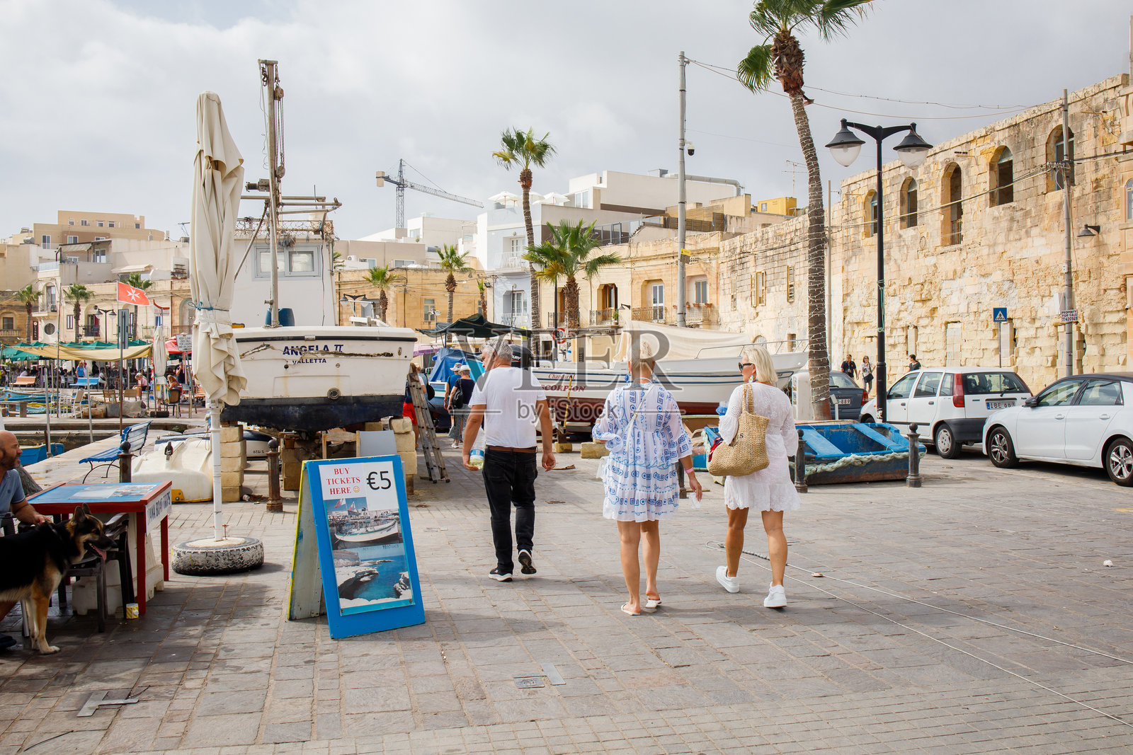 游客在马耳他马尔萨什洛克渔村中心漫步照片摄影图片
