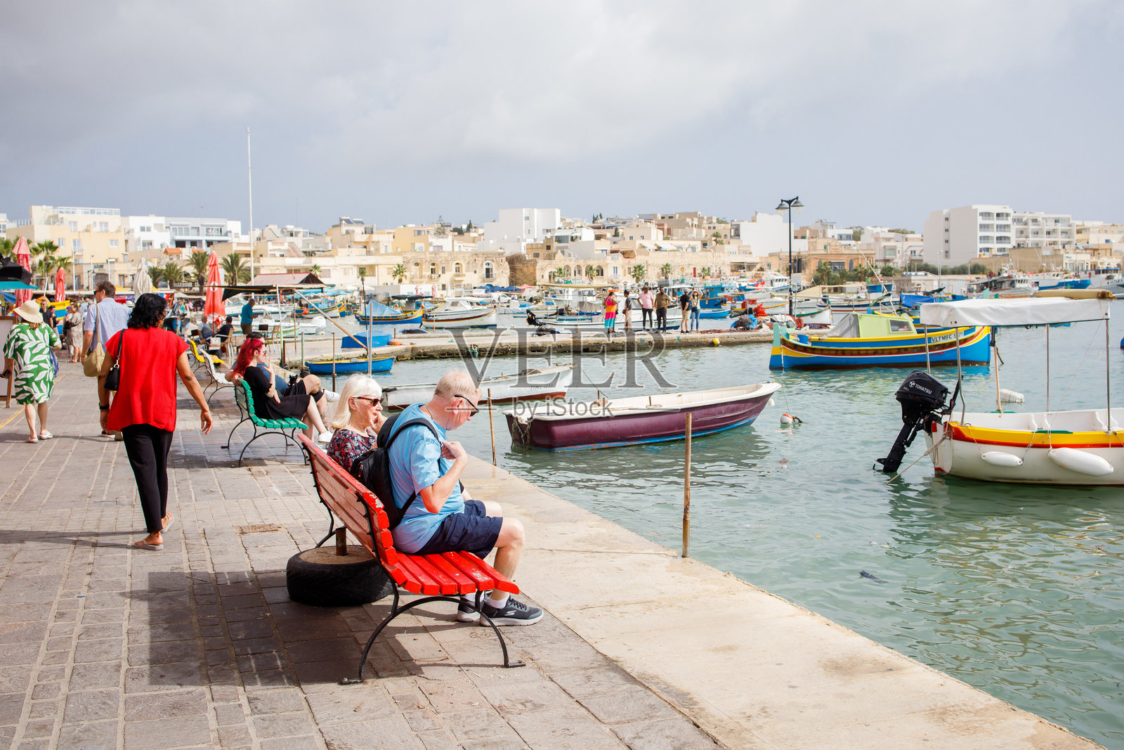 游客在马尔萨什洛克渔村漫步，欣赏美景照片摄影图片