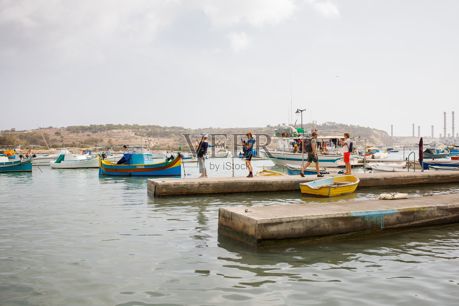 游客在马尔萨什洛克渔村拍照并欣赏风景照片摄影图片