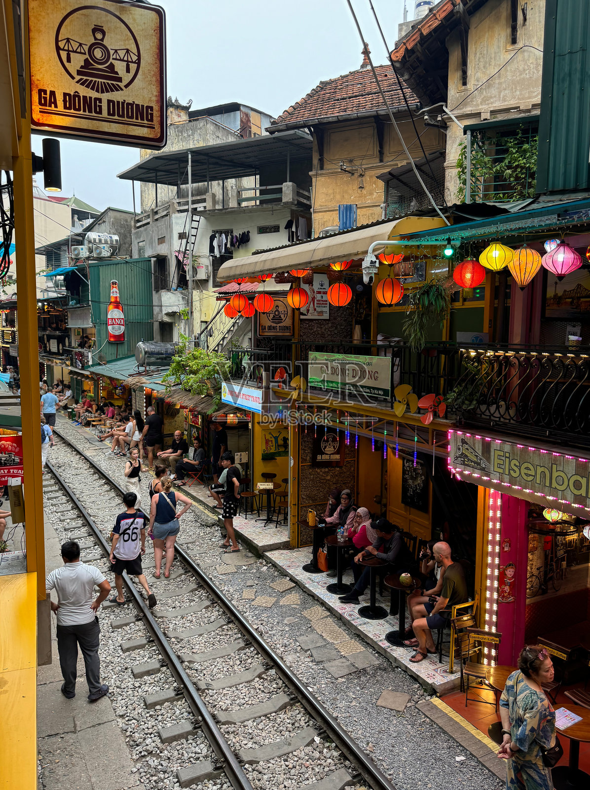 河内著名的火车街，白天有游客照片摄影图片