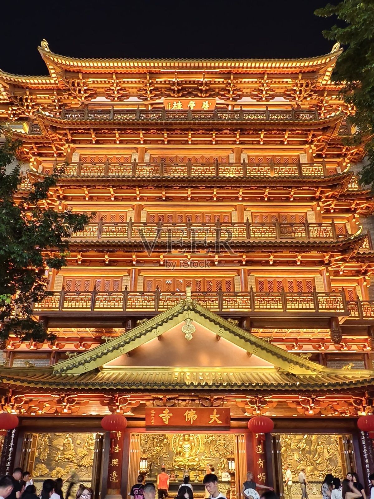 Night view of Grand Buddha Temple in Guangzhou, China照片摄影图片