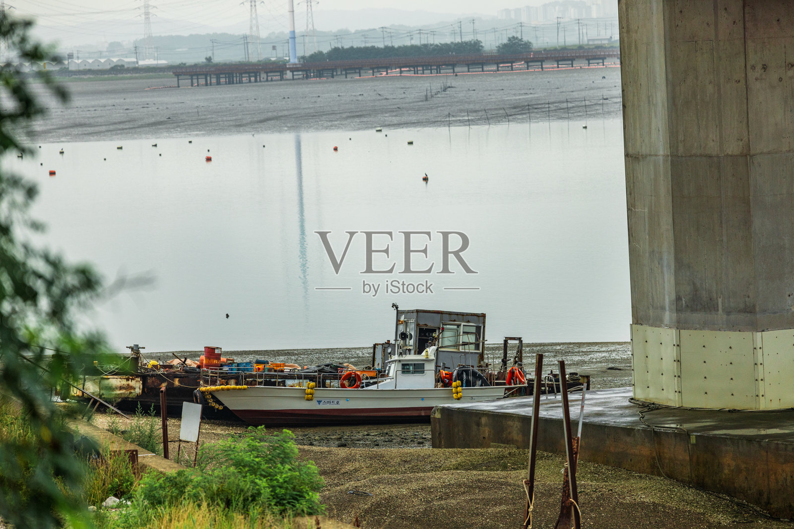 工业船停靠在桥下照片摄影图片