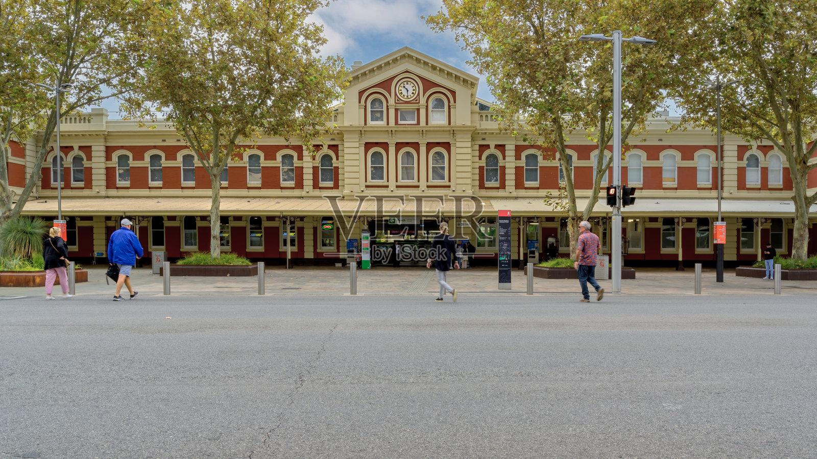人们在珀斯火车站过马路照片摄影图片