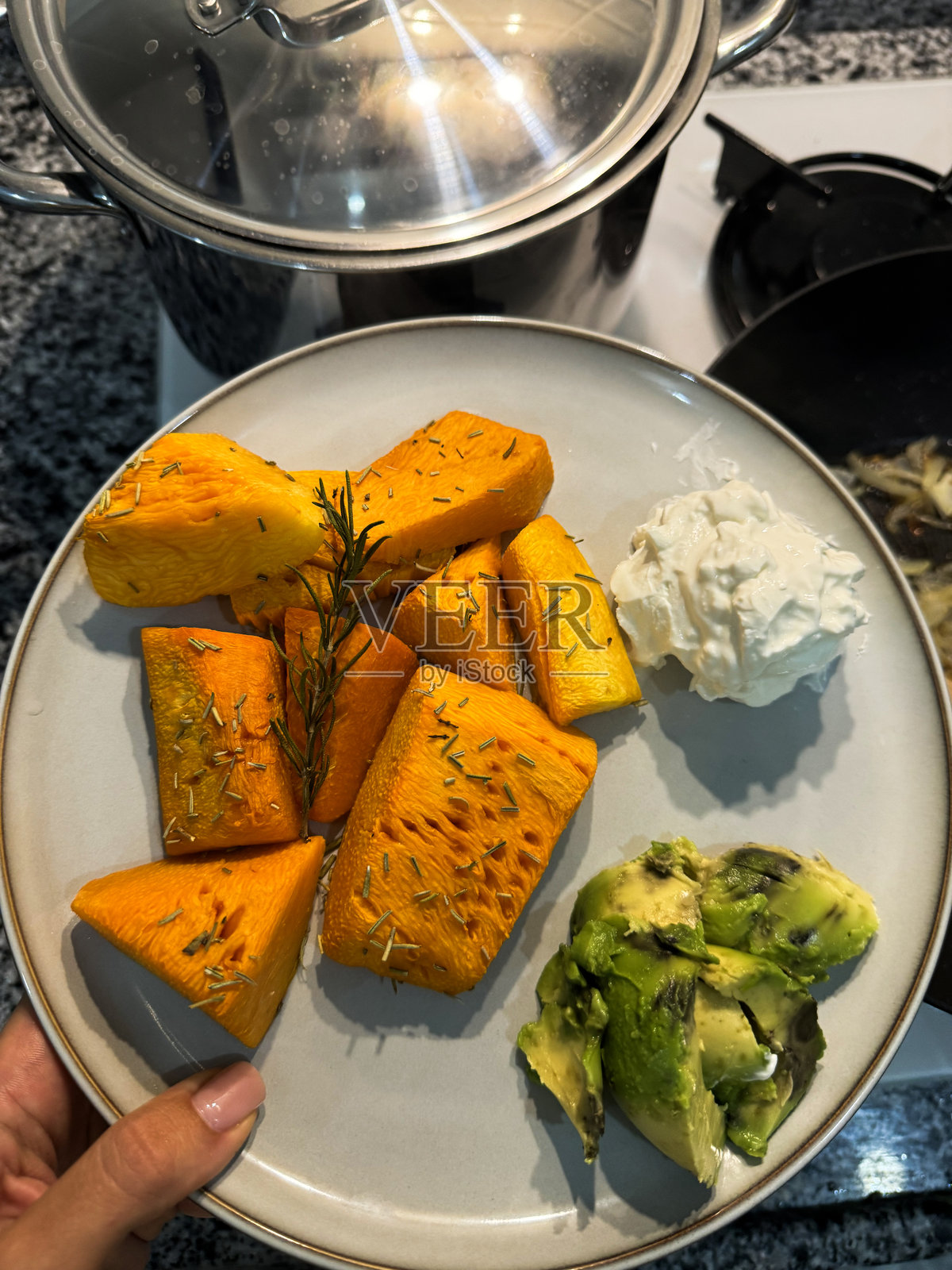 美味的南瓜配上香草调料，摆放在温馨的厨房盘子上照片摄影图片