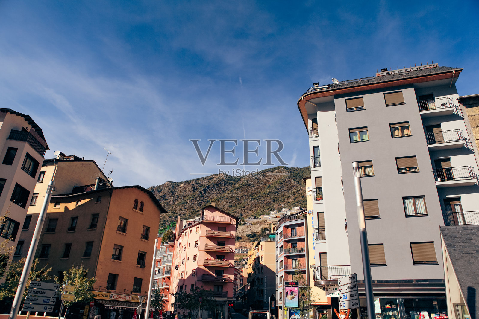 安道尔阳光明媚的日子里，五彩斑斓的建筑被群山环绕照片摄影图片