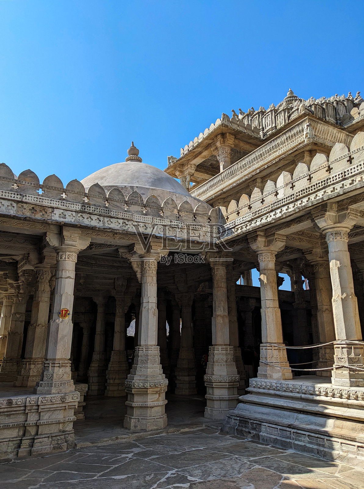 印度乌代布尔手工雕刻的复杂相互连接的寺庙建筑结构照片摄影图片