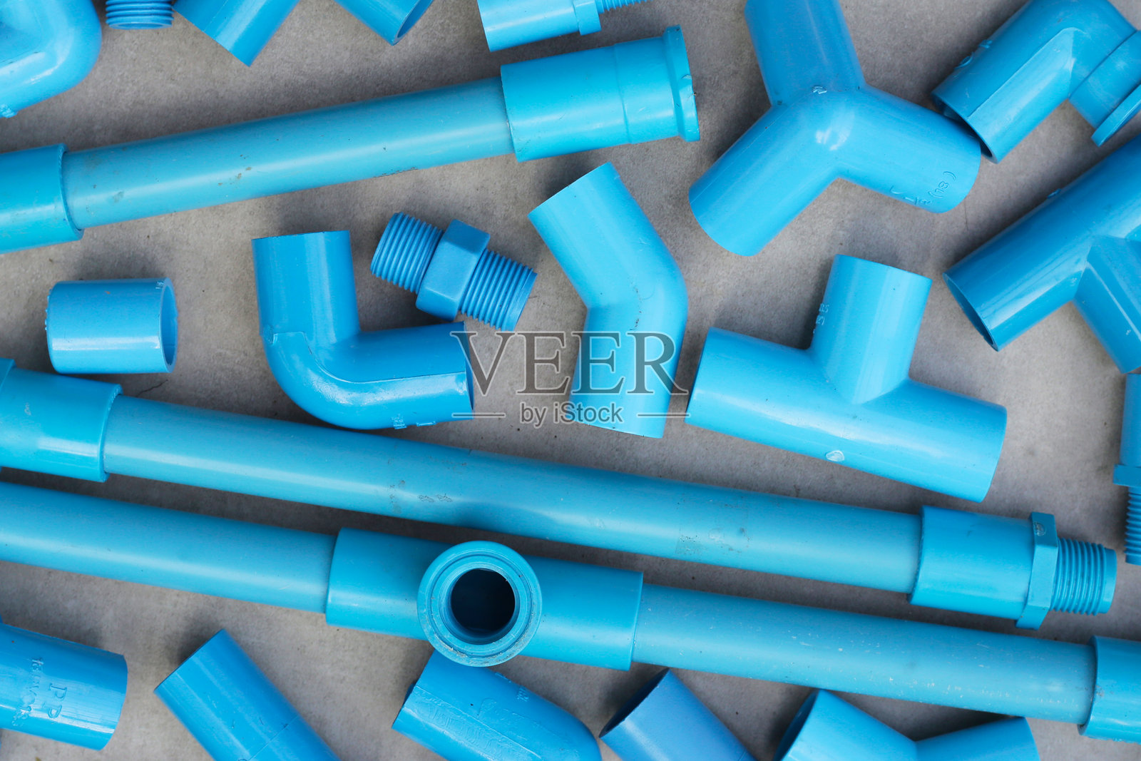 用于管道工作的蓝色PVC管连接的管道工设备。照片摄影图片