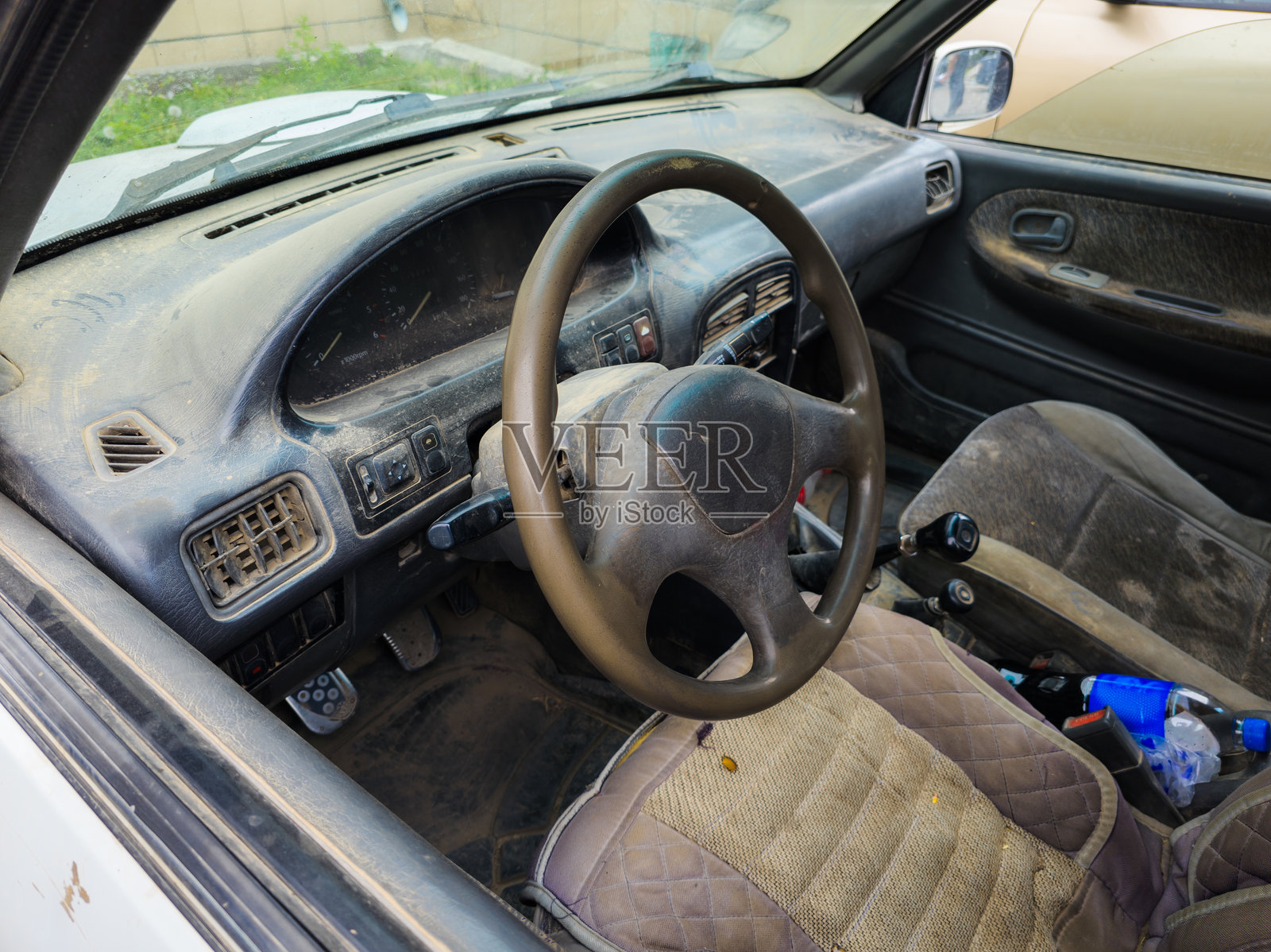 尘土飞扬且肮脏的旧车内饰照片摄影图片