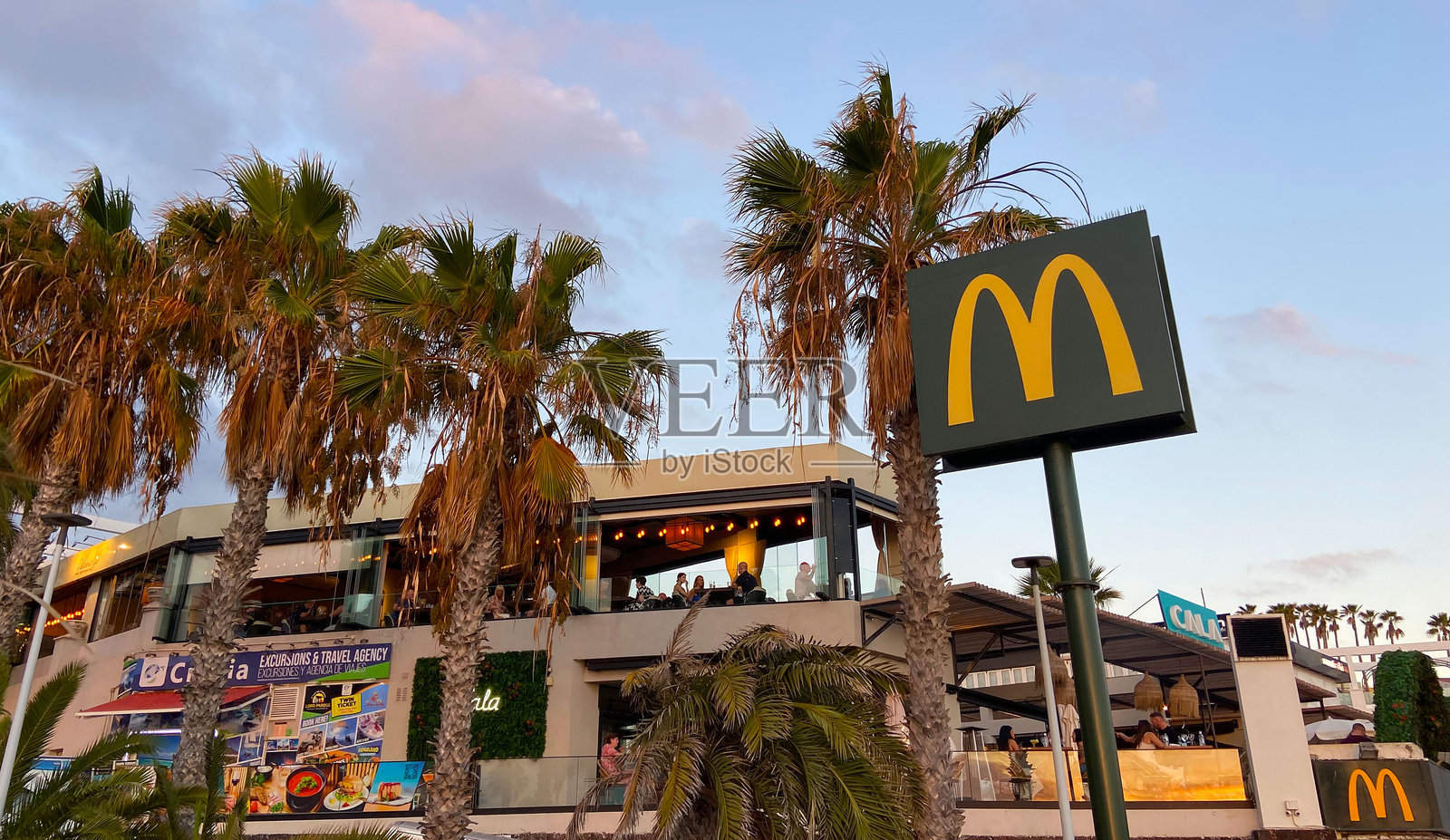 拉美地区的麦当劳餐厅景观。麦当劳公司是一家美国跨国汉堡快餐连锁企业。照片摄影图片