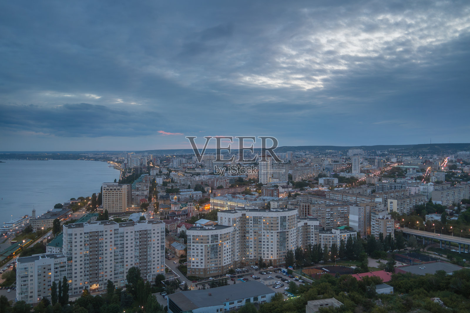 俄罗斯萨拉托夫市。黄昏时分城市灯光照亮的全景鸟瞰图照片摄影图片