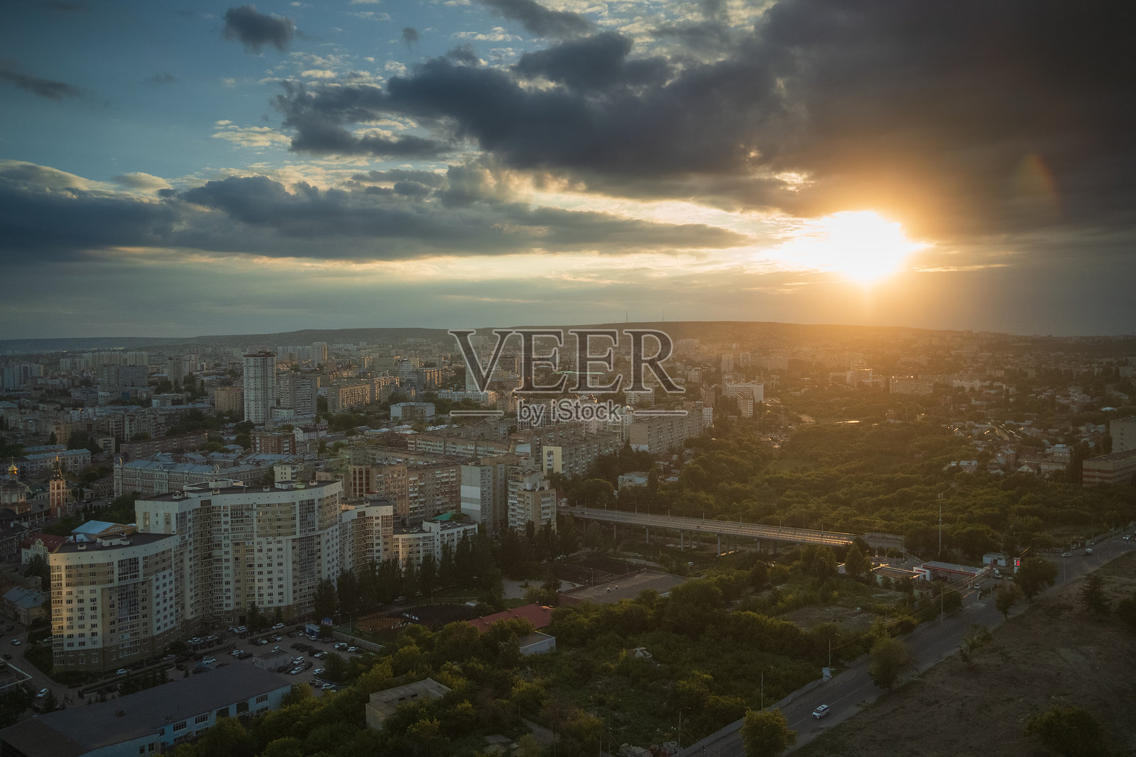 俄罗斯萨拉托夫市。日落时分的城市全景鸟瞰图照片摄影图片